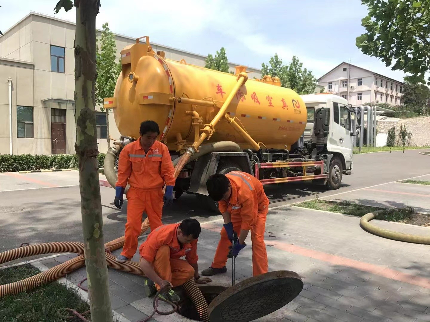 庐江管道疏通车停在窨井附近